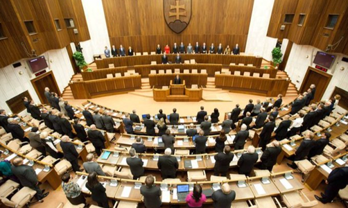 Parlamentul slovac adoptă o reformă controversată a Codului Penal, înaintea alegerilor prezidenţiale, în pofida unor manifestaţii. Pedepsele corupţiei şi prescrieri, reduse, atribuţiile procurorului general, sporite