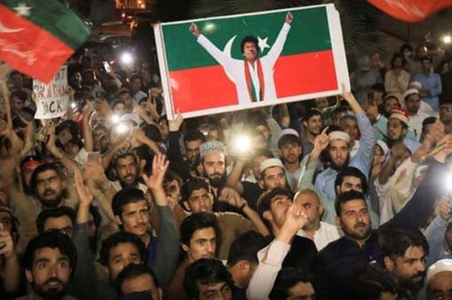 Candidaţii lui Imran Khan, creditaţi de televiziuni pe primul loc în alegerile generale din Pakistan