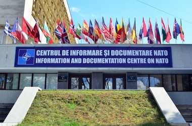 Incendiu la Centrul NATO de la Chişinău. Ambasada SUA condamnă un „act de violenţă” 