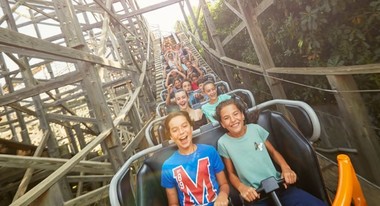 14 răniţi, după ce un copac a căzut pe un rollercoaster în Spania
