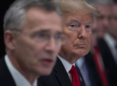 Trump respinge criticile cu privire la NATO şi dă asigurări ca a făcut-o ”puternică”. El cere ca statele membre NATO să ajute Ucraina cât SUA. ”Altfel, va fi «America mai întâi»”, ameninţă el