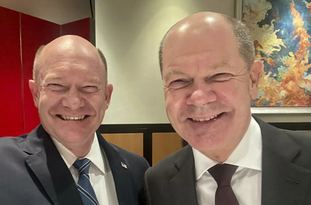 Scholz se amuză de asemănarea sa cu senatorul democrat american Chris Coons. ”Sunt încântat să-mi revăd sosia”