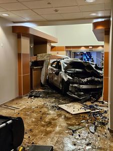 SUA - Cel puţin un mort şi 5 răniţi, după ce un vehicul a intrat în holul urgenţelor de la un centru medical din Austin - FOTO / VIDEO