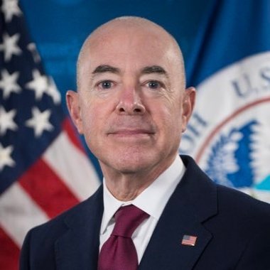 Republicanii din Camera Reprezentanţilor din SUA au obţinut punerea sub acuzare secretarului pentru Securitate Internă, principalul oficial de frontieră al preşedintelui Joe Biden, considerat responsabil pentru numărul record de migranţi