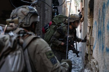 Forţele speciale israeliene au intrat în spitalul Nasser, singura unitate medicală încă funcţională în Gaza. O lovitură israeliană ar fi ucis cel puţin o persoană şi a rănit mai multe. Armata face săpături în gropi comune - VIDEO