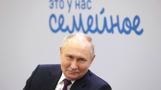 Putin le cere ruşilor să aibă mai mulţi copii, afirmând că este în joc supravieţuirea etnică