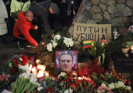 Expaţi ruşi îi aduc lui Navalnîi un omagiu la Varşovia şi la Vilnius. Manifestaţie în faţa sediului Ambasadei Rusiei în Polonia în semn de protest faţă de ”asasinate politice”