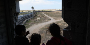 Egiptul construieşte o tabără închisă cu ziduri de şapte metri înălţime şi securizată, de 13 km², în Sinai, pentru 100.000 de refugiaţi palestinieni, în cazul unei ofensive a Israelului la Rafah, dezvăluie WSJ şi un ONG egiptean