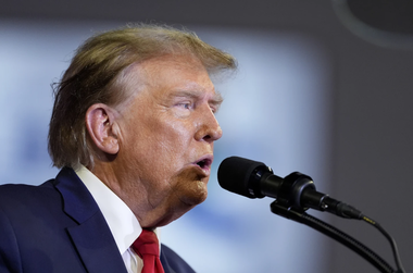 Trump le-a spus susţinătorilor din Michigan că amenda de 355 de milioane de dolari în procesul civil de fraude la Trump Organization este o "interferenţă electorală"