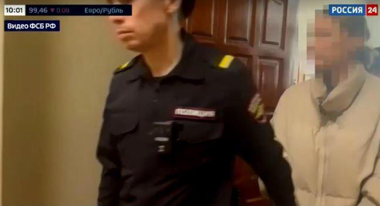 O ruso-americancă rezidentă la Los Angeles, arestată de FSB la Ekaterinburg cu privire la ”trădare” şi ”susţinerea regimului de la Kiev”. FSB o acuză că a strâns bani pentru armata ucraineană