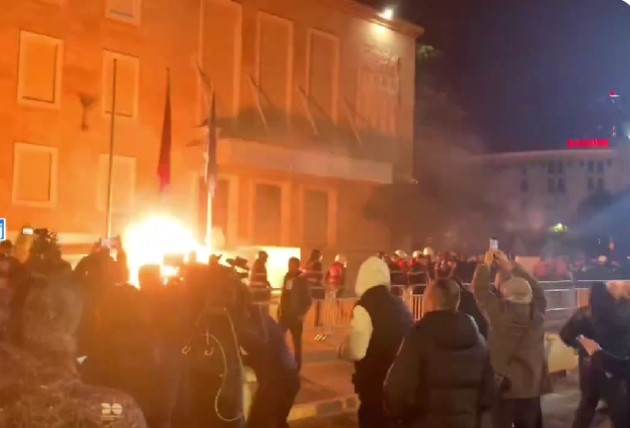Proteste violente în Albania. Manifestanţii au aruncat cu sticle incendiare în sediul Guvernului - VIDEO