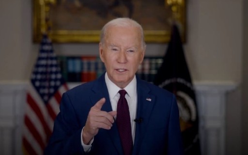 Biden îl atacă pe Trump: Declaraţiile sale sunt periculoase. Trebuie să ne amintim cine suntem. Suntem Statele Unite ale Americii. Ne respectăm angajamentele. Nu ne părăsim niciodată prietenii. Şi cu siguranţă nu ne plecăm în faţa lui Vladimir Putin