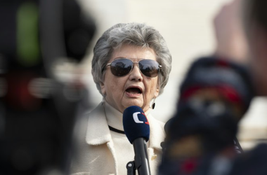 Trump ”a încălcat Constituţia”, îl acuză o republicană, Norma Anderson, care vrea să-l facă ineligibil în Colorado. ”Părinţii noştri fondatori n-ar fi aşa de tandri cu el. Ei probabil că l-ar băga la închisoare”. ”Lui îi place să fie ca Putin sau ca un rege”