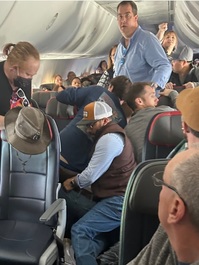 Statele Unite - Un pasager a încercat să deschidă uşa unui avion în timpul zborului - VIDEO