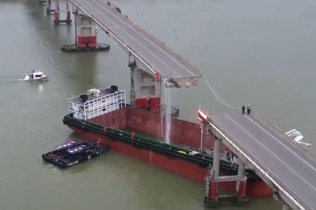 Cel puţin doi morţi şi trei dispăruţi în sudul Chinei, în urma unei coliziuni între un portcontainer şi un pod rutier, surpat parţial. Cinci vehicule au căzut în apă sau pe navă