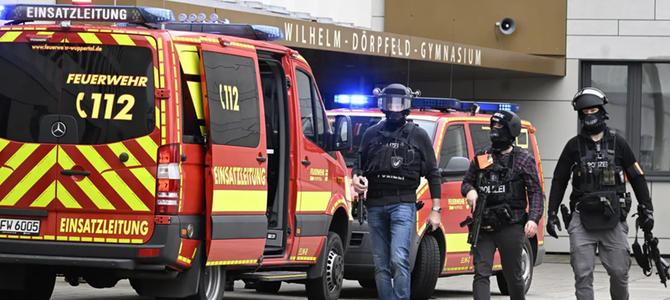 Cinci elevi răniţi în vestul Germaniei, într-un atac cu cuţitul într-un liceu din Wuppertal. Un suspect, un elev în vârstă de 17 ani, rănit, arestat.