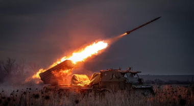 Armata ucraineană anunţă că a ucis 60 de militari ruşi într-un atac asupra unui teren de antrenament folosit de ruşi pe malul ocupat la Niprului, în Parcul Naţional de dune Oleşkivski Piski. Alţi 60 de militari ruşi, ucişi într-un atac asemănător la Doneţk