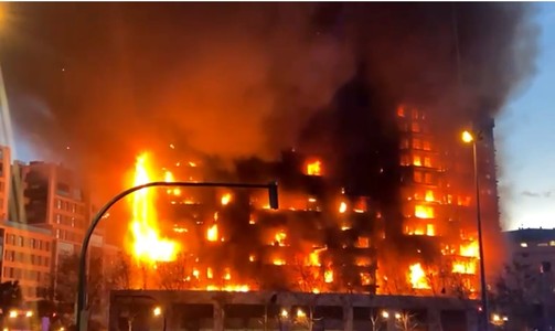 UPDATE - Incendiu uriaş la Valencia, care a distrus două blocuri de locuinţe cu 14 şi 10 etaje - VIDEO