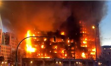 Incendiu uriaş la Valencia, care a cuprins un întreg bloc de locuinţe cu 14 etaje - VIDEO