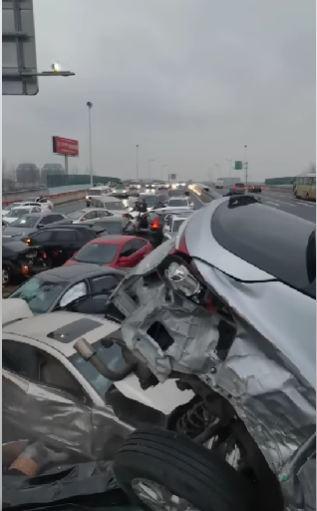 Mai mulţi răniţi, după ce peste o sută de maşini s-au ciocnit, pe o autostradă din China acoperită de gheaţă - VIDEO