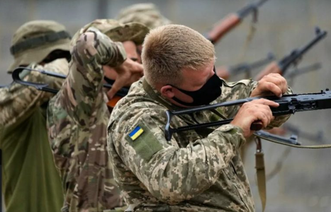Franţa a format 10.000 de militari ucraineni de la începutul invaziei ruse, pe teritoriul francez şi în Polonia, anunţă Guvernul