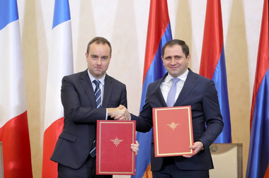 Armenia semnează cu Franţa un contract în vederea achiziţionării de puşti de precizie de la societatea franceză PGM şi o scrisoare de intenţie în vederea formării unor ofiţeri armeni