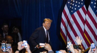 Trump cere respingerea acuzaţiilor penale în dosarul documentelor clasificate. El susţine că a hotărât să le ia când a plecat de la Casa Albă printr-o hotărâre oficială şi invocă astfel o imunitate penală, la fel ca în dosarul asaltului Capitoliului