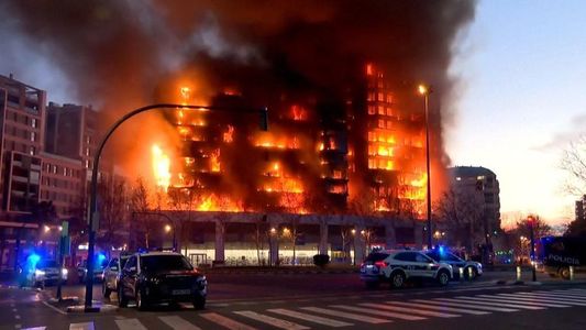 Bilanţul incendiului devastator de la Valencia a crescut la 10 morţi, iar până la 15 persoane sunt încă date dispărute. Siguranţa poliuretanului ca material izolator, pusă sub semnul întrebării
