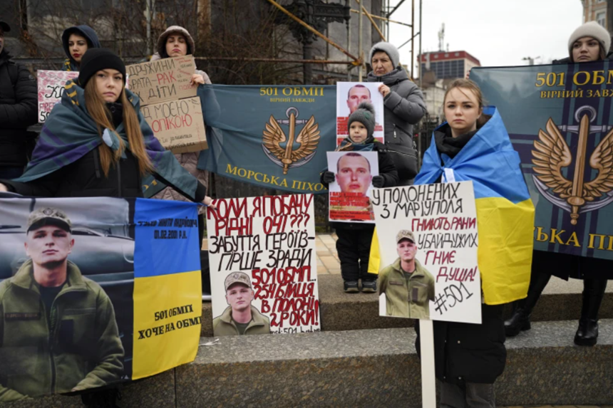 Kievul va triumfa asupra ”beznei” ruse, promite comandantul armatei ucrainene Oleksandr Sîrski la marcarea a doi ani de la invazie. Von der Leyen, Trudeau şi Meloni, la Kiev, la un summit virtual G7 cu Zelenski. Şoigu, în vizită la trupe în Ucraina. Ajutor britanic