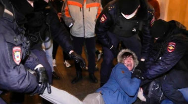 Arestări la Moscova, la Mormântul Soldatului Necunoscut, lângă Kremlin, la o reuniune a soţiilor militarilor ruşi mobilizaţi în Ucraina din cadrul mişcării ”Put Domoi” (”Drumul către casă”)