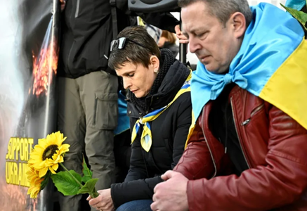 Manifestaţii în Europa în favoarea Ucrainei, după doi ani de război. ”Afară cu Rusia din Ucraina!”, ”Putin, asasin!”, ”Înarmaţi Ucraina acum!” au scandat manifestanţii. Ruşi în exil manifestează la Belgrad alături de ambasadorul ucrainean