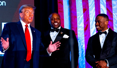 Trump, acuzat de rasism după ce face o legătură între afroamericani şi infracţionalitate. El se crede popular în rândul afroamericanilor din cauza inculpărilor sale. ”Ei mă văd ca pe unul discriminat”