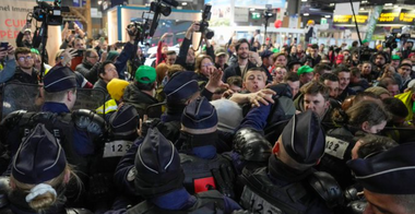 Trei arestări, opt poliţişti răniţi şi ciocniri violente la Salonul Agriculturii, unde Macron s-a plimbat timp de 13 ore sub protecţia masivă a poliţiei, într-o atmosferă fără precedent de tensionată, huiduit şi insultat