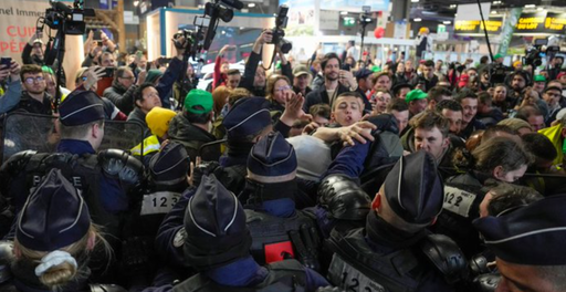 Trei arestări, opt poliţişti răniţi şi ciocniri violente la Salonul Agriculturii, unde Macron s-a plimbat timp de 13 ore sub protecţia masivă a poliţiei, într-o atmosferă fără precedent de tensionată, huiduit şi insultat