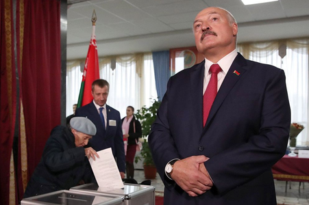 Lukaşenko îşi anunţă candidatura la preşedinţie în 2025, după ce votează în alegerile parlamentare şi locale