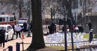 Un bărbat şi-a dat foc în faţa ambasadei Israelului la Washington - VIDEO