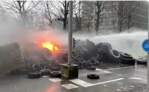 Reuniune a miniştrilor agriculturii din UE sub presiune. Fermierii au blocat Bruxelles-ul cu tractoare şi au dat foc la anvelope, poliţia recurge la tunuri cu apă - VIDEO