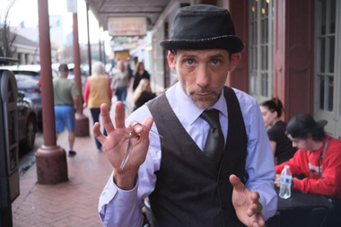 Un consultant politic, Steve Kramer, al unui candidat democrat puţin cunoscut din Minnesota, Dean Phillips, recunoaşte că se află în spatele apelurilor telefonice automatizate care imitau vocea lui Biden. El a angajat un magician