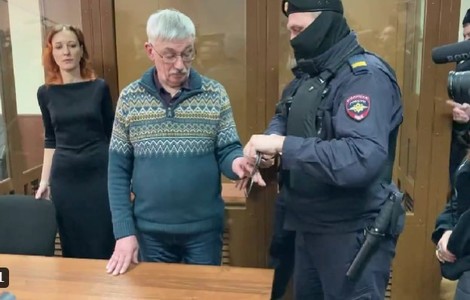 Disidentul rus Oleg Orlov, condamnat la doi ani şi jumătate de închisoare pentru că a criticat războiul din Ucraina - VIDEO