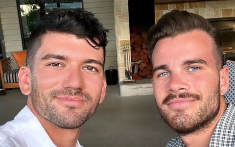 Cadavrele unui prezentator de televiziune şi partenerului său, găsite la periferia Sydney, cu ajutorul unui poliţist acuzat de uciderea cuplului gay. Poliţistul întreţinea o relaţie cu prezentatorul 