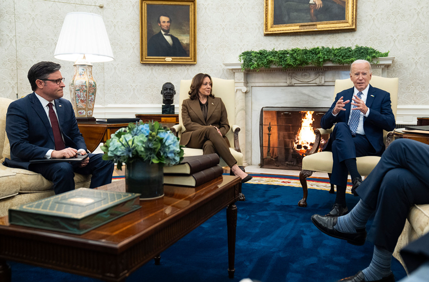 Preşedintele Camerei Reprezentanţilor Mike Johnson consideră imigraţia ”prioritară” faţă de Războiul din Ucraina, după o întâlnire cu Joe Biden în Biroul Oval pe tema deblocării unei anvelope financiare destinată Kievului