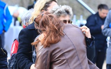 Între furie şi lacrimi, 30.000 de greci au comemorat catastrofa feroviară din urmă cu un an. La Atena, manifestanţii au aruncat cu cocktailuri Molotov spre Parlament, iar poliţia a răspuns cu gaze lacrimogene - FOTO