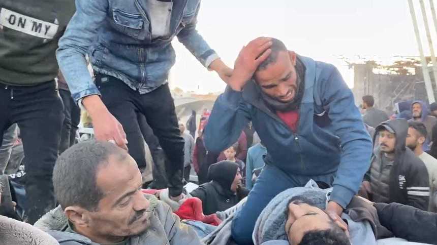 Autorităţile din Gaza acuză Israelul că a deschis focul şi a ucis 104 persoane care aşteptau ajutoare