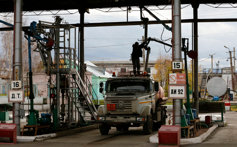 Guvernul rus anunţă interzicerea exporturilor de benzină timp de o jumătate de an, de la 1 martie, pentru a ”stabiliza” preţul la pompă pe piaţa internă înaintea alegerilor prezidenţiale