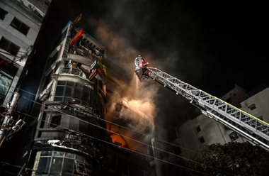 Cel puţin 43 de morţi şi zeci de răniţi în Bangladesh, într-un incendiu într-un imobil de şapte etaje într-un cartier înstărit din capitala Dacca. Cel puţin 40 de răniţi internaţi într-un spital de mari arşi. Sinistrul a izbucnit într-un restaurant