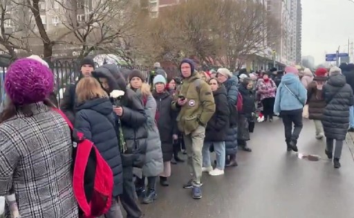 Prezenţă masivă a poliţiei la biserica unde va fi slujba pentru Aleksei Navalnîi. Oamenii stau la cozi lungi. S-ar fi făcut deja arestări. Roma îl trimite pe însărcinatul cu afaceri să asiste la slujbă - VIDEO
