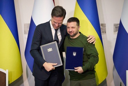 Premierul olandez Mark Rutte a semnat cu Volodimir Zelenski, la Harkov, un acord bilateral de securitate. Ţările de Jos sunt a şaptea ţară care oferă Kievului garanţii de securitate