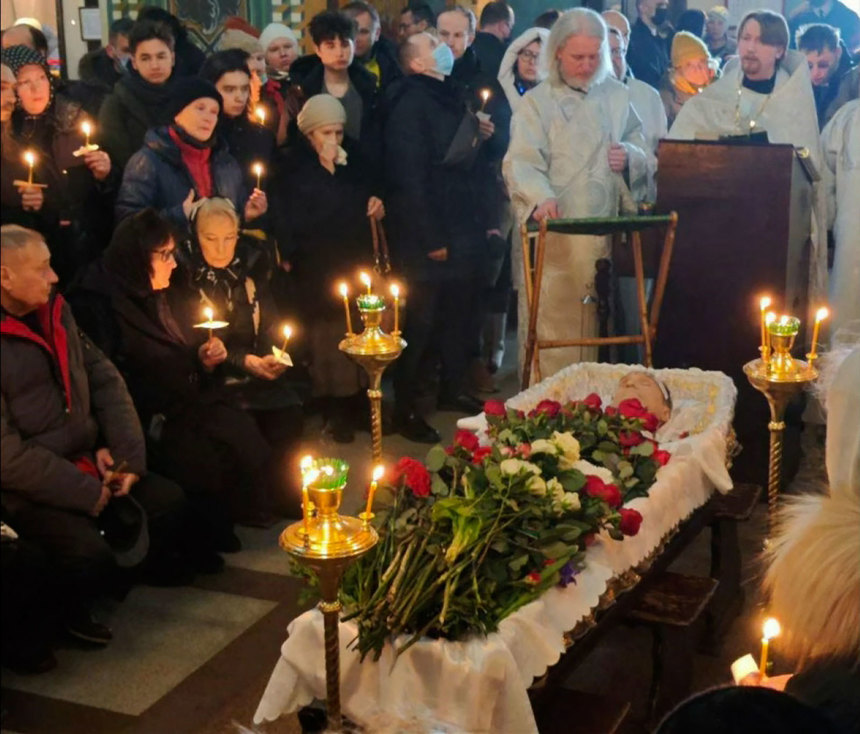 Mama lui Navalnîi la mormântul opozantului lui Putin, după o înmormântare care a atras mii de ruşi