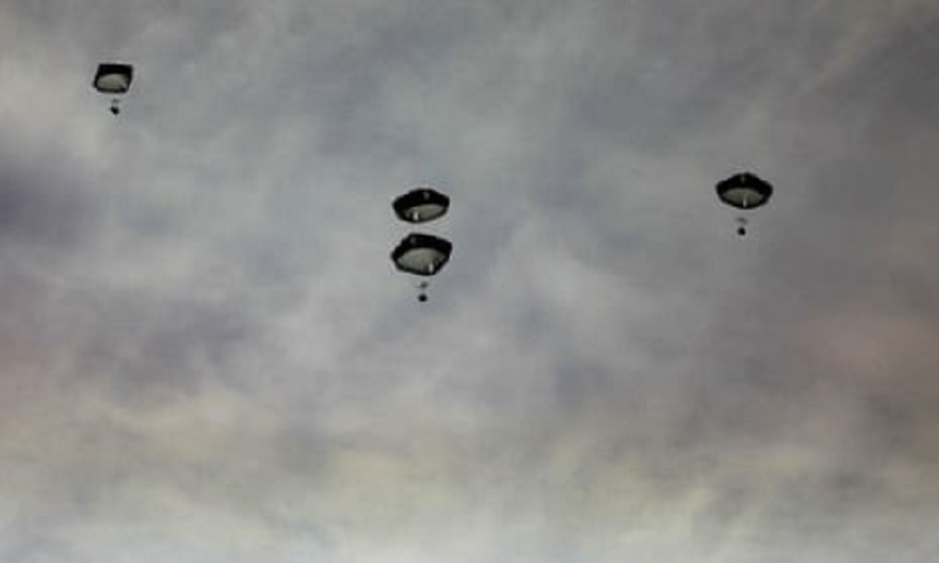 Armata americană a paraşutat ajutoare în Gaza - VIDEO