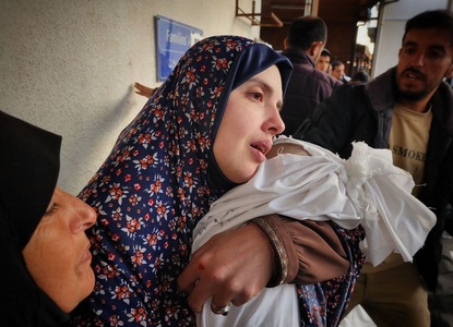 Născuţi şi morţi în timpul războiului din Gaza. Doi bebeluşi gemeni au fost înmormântaţi duminică în Rafah